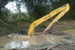 Escavator BWS terbenam di Sei Sibarau Kecamatan Tebing Tinggi