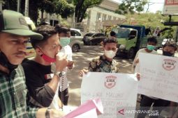 Demonstran desak jaksa usut proyek jalan Rombatu - Manusa, tegakkan hukum