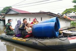 Prajurit TNI bantu evakuasi korban bencana banjir di Kabupaten Sintang