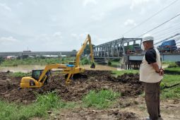 Pemkab Gresik mengerahkan 17 alat berat keruk Kali Lamong