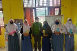 Siswa SMAN 1 Amuntai HSU dapat bantuan tempat minuman