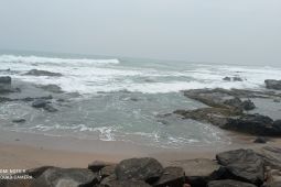 Polda Banten evakuasi wisatawan dari Bekasi terseret ombak di Pantai Ciantir
