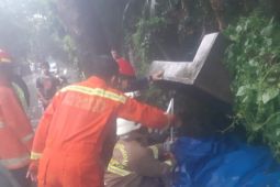 Pedagang tewas tertimpa pagar beton