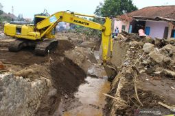 Pembersihan Material Banjir Bandang Kota Batu