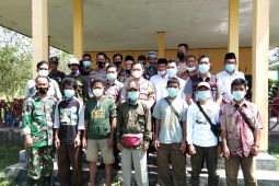 Polisi dan temenggung SAD membujuk pelaku penembakan serahkan diri