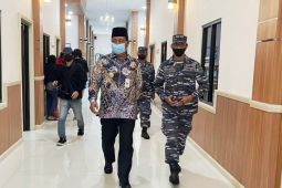 Governor reviews vaccination in Kotabaru