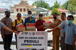 CU Usaha Kita distribusi bantuan korban banjir