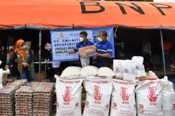 Bantuan sembako bagi korban banjir bandang di Kota Batu