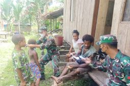 Prajurit Satgas TNI berikan layanan pengobatan ke rumah warga perbatasan RI-PNG