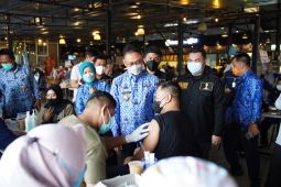 Pemkot Pontianak dan HIPMI lakukan vaksinasi massal sasar kaum milenial