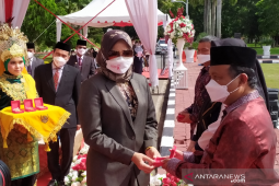 Pemerintah Aceh serahkan penghargaan untuk keluarga pahlawan nasional