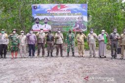 Karya Bakti TNI 2021 di Ketapang membuka askes jalan