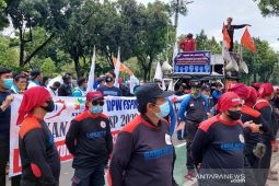 Ratusan buruh sampaikan empat tuntutan ke pemerintah