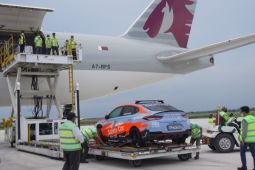 Boeing 777F pengangkut logistik WSBK 2021 tiba di Bandara Lombok