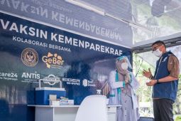 Menparekraf Sandiaga Uno melepas mobil vaksinasi GEBER