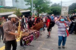 Sastrawan Sutardji Calzoum Bachri bacakan dua puisi saat HUT TIM