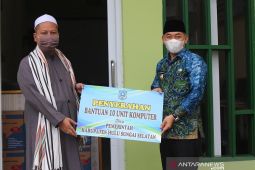 Wabup HSS serahkan bantuan komputer untuk Ponpes Dalpa