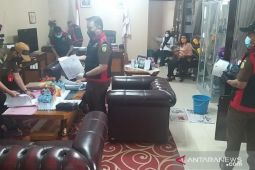 Kejati maluku geledah ruang kerja sekda SBB, tegakkan hukum