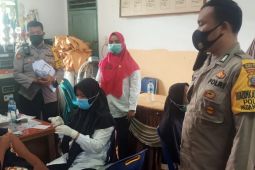 Polisi vaksinasi 340  warga Tebing Tinggi