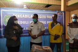 Warga Kampung Pupuh terima bantuan genset dari PN Tanjung