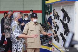 Menhan Prabowo dampingi PM dan Menhan Malaysia tinjau PT Pindad di Bandung