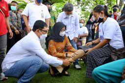 Angkasa Pura dan Yayasan Kick Andy berikan bantuan 24 kaki palsu bagi penyandang disabilitas Banyuwangi