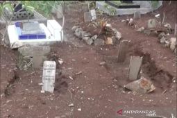 Puluhan makam jenazah COVID-19 amblas