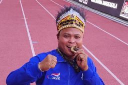 Medali emas Abdul Hamid dikalungkan sang istri di Peparnas