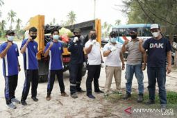 Jaga destinasi wisata pantai, PT Timah bersama masyarakat gotong royong bersihkan Pantai Matras