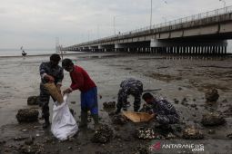 Koarmada II gelar program laut bersih di sekitar Suramadu