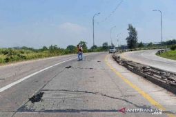 Empat titik Tol Jakarta-Cikampek diperbaiki, waspadai macet