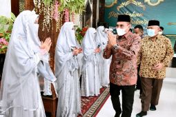 Hadiri nikah massal, Gubernur Edy: Awas tertukar