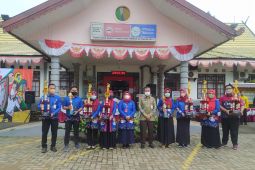 HKN 2021diwarnai pemberian penghargaan untuk tenaga medis, puskesmas dan sekolah di Tanah Laut
