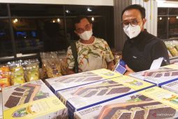 Akhir pekan bersama keluarga, enaknya sambil nikmati kue lapis kukus