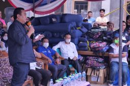 Rachmat Gobel serahkan bantuan korban banjir Gorontalo