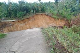 Jalan penghubung dua desa di Sibolangit Sumut terputus akibat longsor
