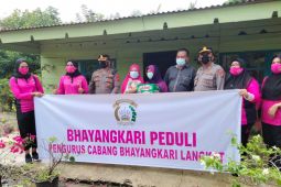 Kapolres  Langkat serahkan bantuan kepada masyarakat terdampak banjir