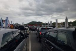 Jalan bypass Bandara-Mandalika padat merayap panjang