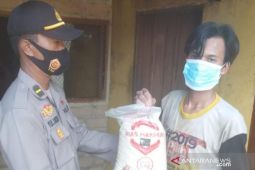 Polres Bangka Barat membagikan sembako sambil ajak warga vaksin COVID-19