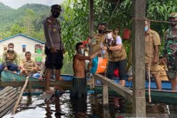 Pemerintah Kabupaten Kapuas Hulu salurkan bantuan korban banjir di daerah perbatasan