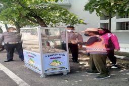 Bhayangkari cabang Sibolga berbagi nasi bungkus dengan warga terdampak COVID-19