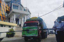 KSOP Pontianak kirim bantuan dua truk sembako ke daerah banjir