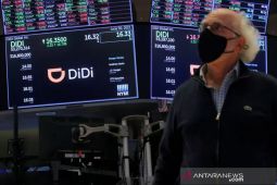 Wall Street turun tajam, varian virus baru menakuti investor