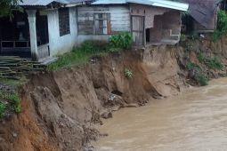 Dua rumah terancam roboh dipinggir sungai Sirapit segera dibronjong