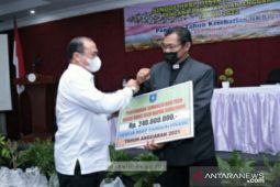 Gubernur Erzaldi serahkan dana hibah Rp240 Juta kepada Gereja HKBP