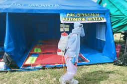 Tenda tempat pengungsi banjir disemprot disinfektan untuk hindari COVID-19