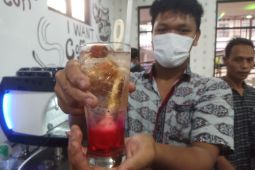 Penyandang sosial di Balai  Bahagia Medan sajikan minuman somboy