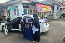 Anggota PJR Tol Palikanci bantu seorang ibu melahirkan di mobil patroli