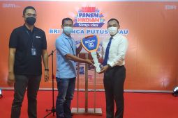 BRI Putussibau bagi-bagi hadiah Nuraini dapat satu mobil Avanza