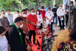 Gubernur Sulut-wali-wawali Manado letakan batu pertama kanisah GMIM Sakobar